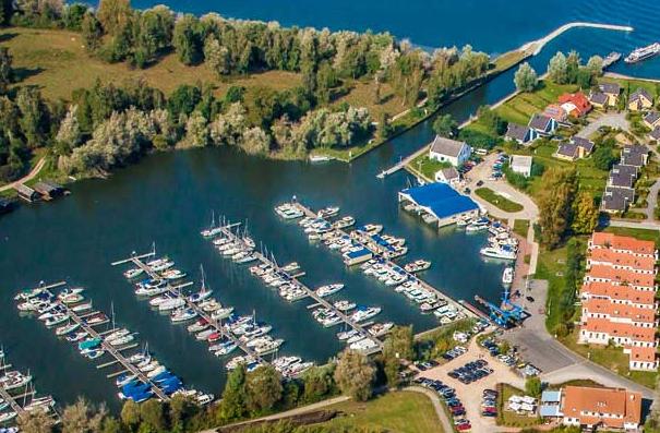 Hafendorf Müritz Luftaufnahme des Hafendorfes Müritz, der Basis der Firma Kuhnle-Tours.