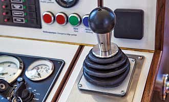 Moderne Joysticksteuerung auf einem Hausboot aus der Kuhnle Werft