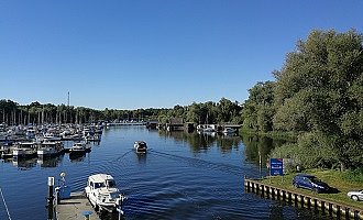 Liegeplatz der Marina Müritz im Hafendorf Müritz