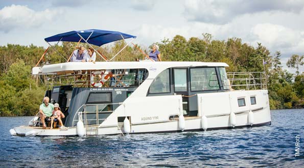 Ein Luxushausboot, die Aquino, auf einem See.