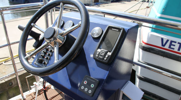 Einbau von Echoloten der Marke Garmin in der Kuhnle Werft
